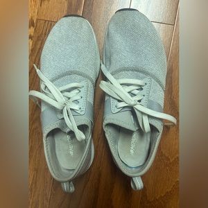 Grey New Balance tennis shoes size 7.5